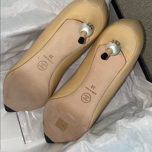 Chanel beige black pumps with pearl cc heel